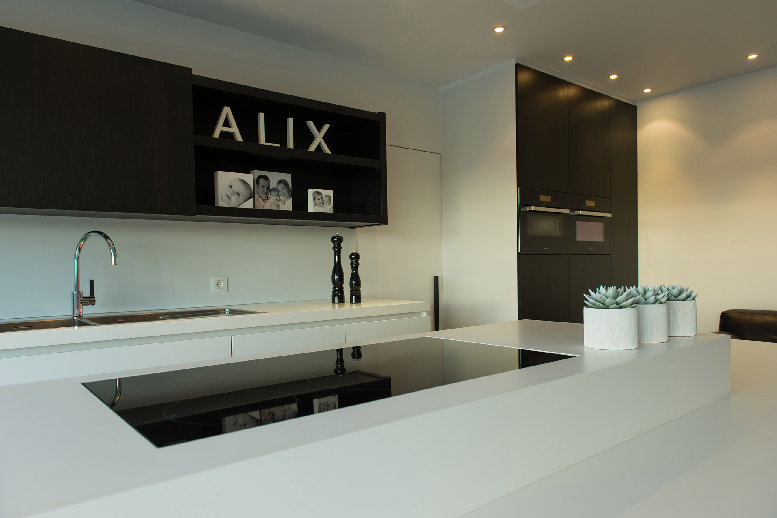 Strakke witte keuken in oisterwijk: yannick milpas blockoffice ?.