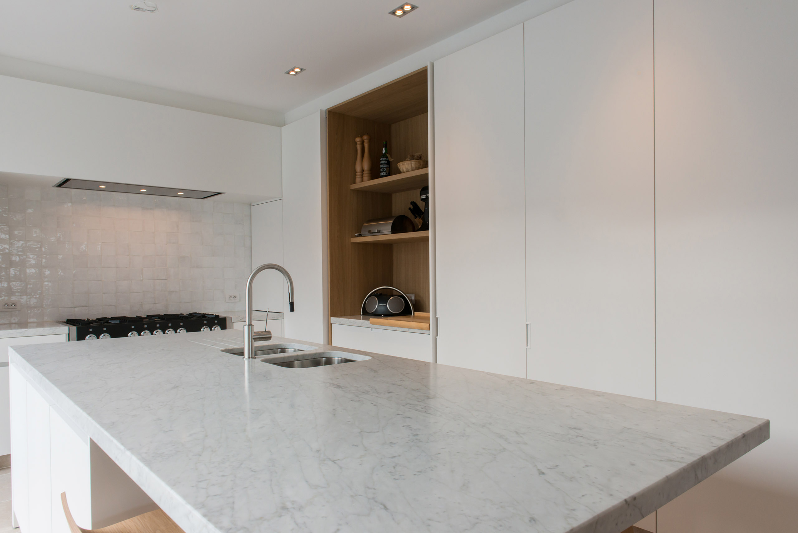 Strakke witte keuken in oisterwijk: yannick milpas blockoffice ?.