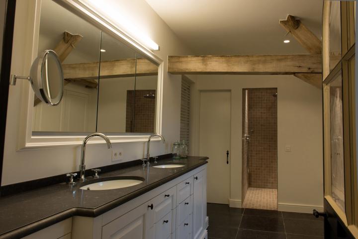 Landelijke badkamer met tablet in natuursteen Natuursteen Tablet Keuken : Landelijke badkamer met tablet in natuursteen